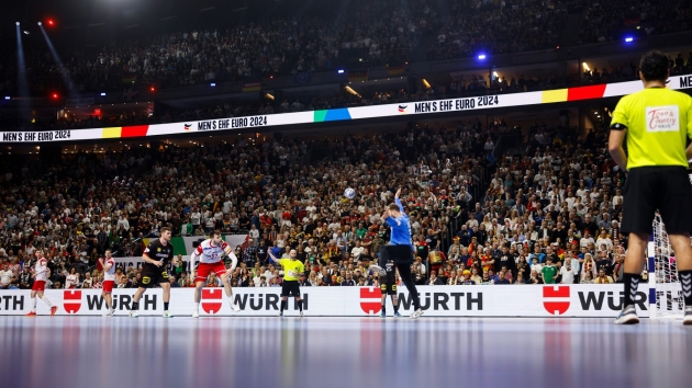 Handball-Partnerschaft: Würth bleibt bis 2028 Partner der EHF EURO - Das Würth-Logo bei der Handballeuropameisterschaft 2024 im Spiel Deutschland gegen Kroatien - Quelle: Axel Heimken / kolektiff